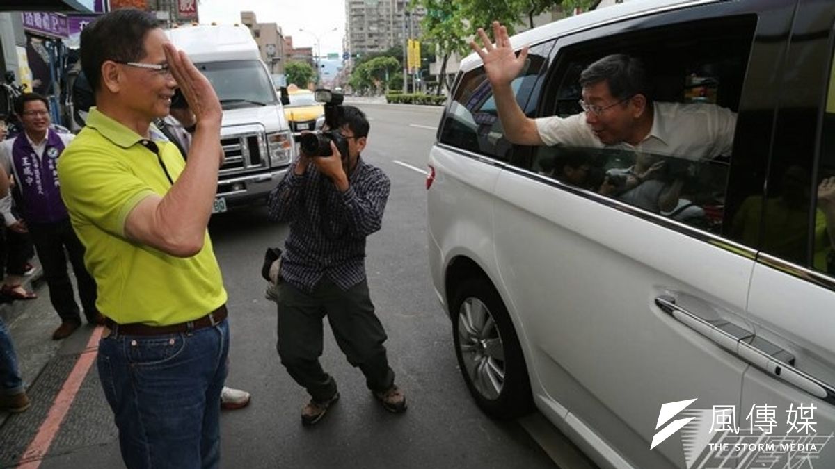 柯文哲(右)在台北市在野整合民調中勝出後,19日也前往新北市,為民進黨提名的游錫堃(左)助勢。(余志偉攝) 柯文哲(右)在台北市在野整合民調中勝出後,19日也前往新北市,為民進黨提名的游錫堃(左)助勢。(余志偉攝)