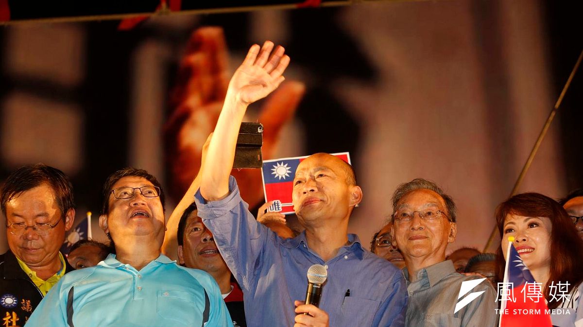 高雄市長韓國瑜(右三)揮手,6月30日在新竹封關造勢。(新新聞郭晉瑋攝) 高雄市長韓國瑜(右三)揮手,6月30日在新竹封關造勢。(新新聞郭晉瑋攝)