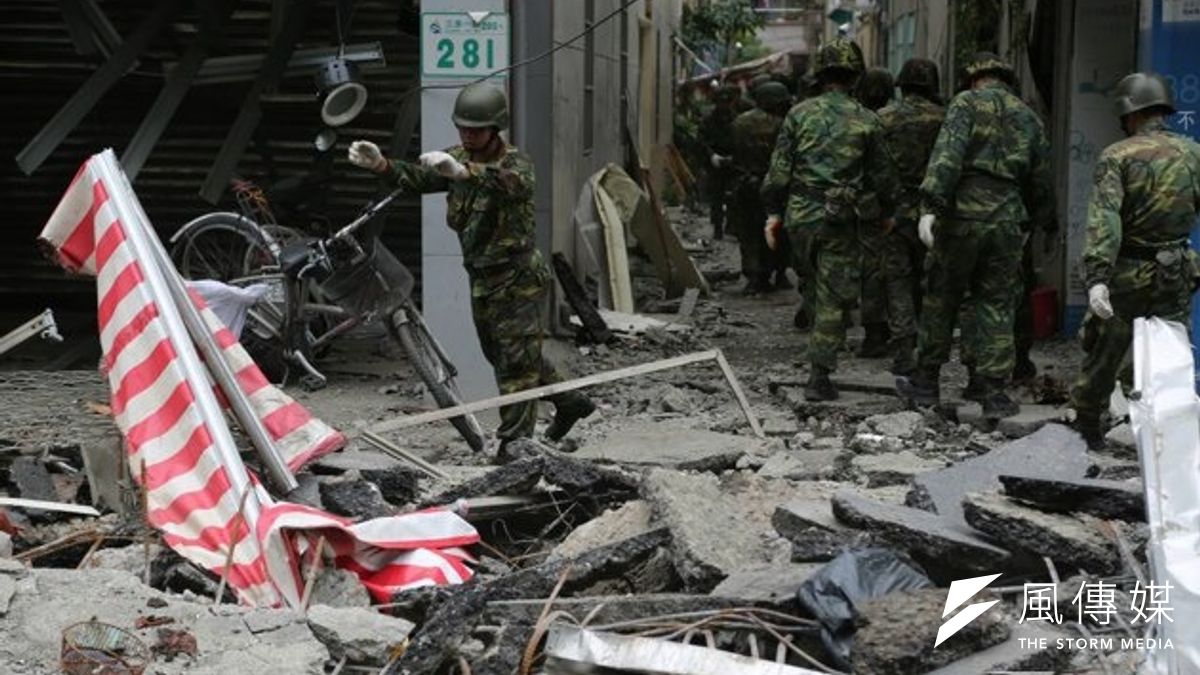 高雄昨夜(31日)發生大氣爆,國軍也派出1617人參與搜救。(余志偉攝) 高雄昨夜(31日)發生大氣爆,國軍也派出1617人參與搜救。(余志偉攝)