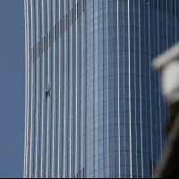 6月26日夕方、小型機が北京市の中信ビルに衝突し、操縦士が死亡、現場で他に13人が負傷した。中信ビルは地上108階建て、高さ528メートルで、北京国貿CBDエリアに位置している。(AP通信) 6月26日夕方、小型機が北京市の中信ビルに衝突し、操縦士が死亡、現場で他に13人が負傷した。中信ビルは地上108階建て、高さ528メートルで、北京国貿CBDエリアに位置している。(AP通信)