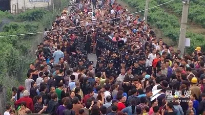 民眾群集在前往發電廠預訂地的柏油路上,與警方發生肢體衝突。(取自微博照片)