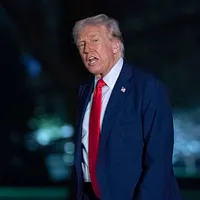 2025年3月30日。アメリカ大統領トランプ(Donald Trump)がワシントンのホワイトハウス南芝生で記者と会話する様子。(AP) 2025年3月30日。アメリカ大統領トランプ(Donald Trump)がワシントンのホワイトハウス南芝生で記者と会話する様子。(AP)