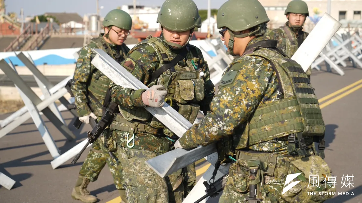 台灣戰略轉型為不對稱作戰,現在軍方操兵時也講求創意,想出各種可行的撇步。(張曜麟攝)