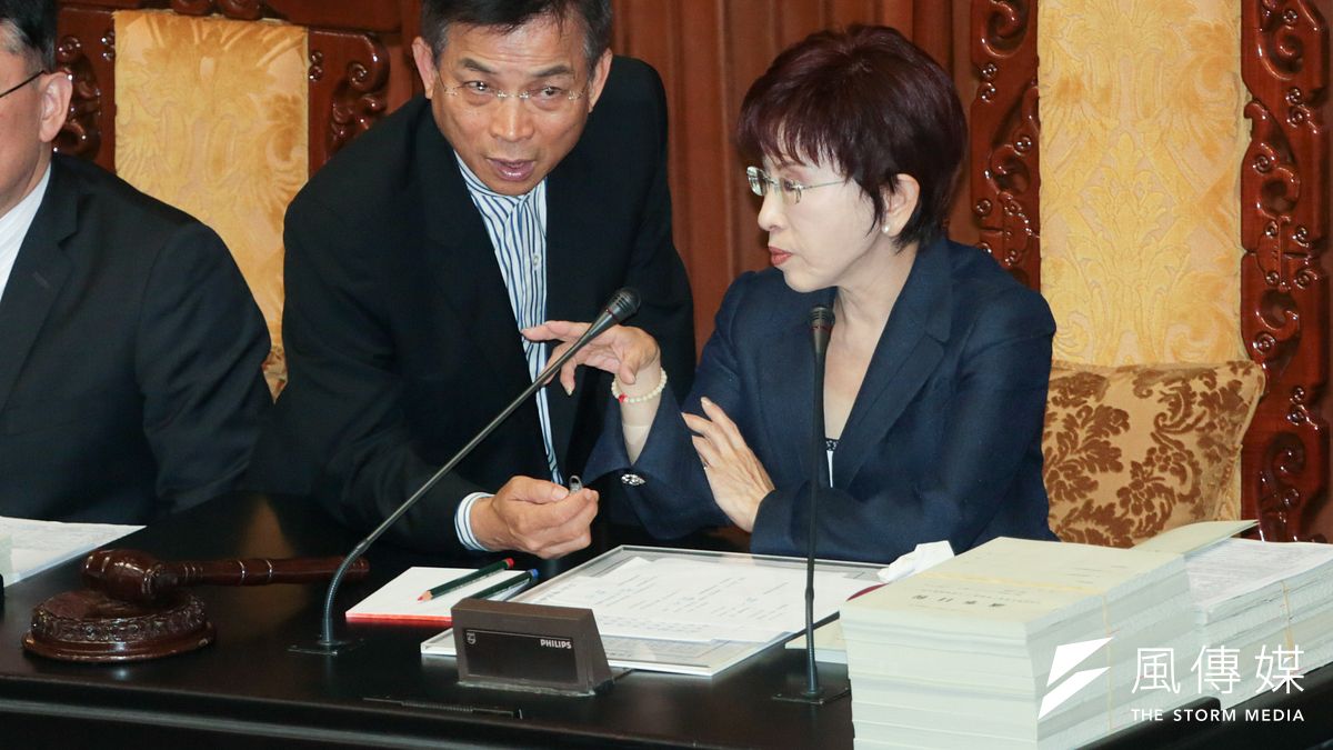 立法院議場上演表決大賽,主持會議的立院副院長洪秀柱(右)與國民黨政策會執行長賴士葆溝通。(余志偉攝) 立法院議場上演表決大賽,主持會議的立院副院長洪秀柱(右)與國民黨政策會執行長賴士葆溝通。(余志偉攝)