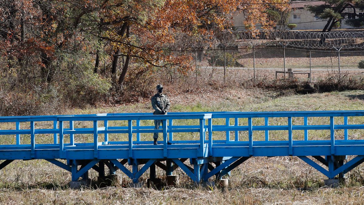 北韓男子越界到南韓投誠,警報系統疑被颱風破壞而未啟動(AP) 北韓男子越界到南韓投誠,警報系統疑被颱風破壞而未啟動(AP)