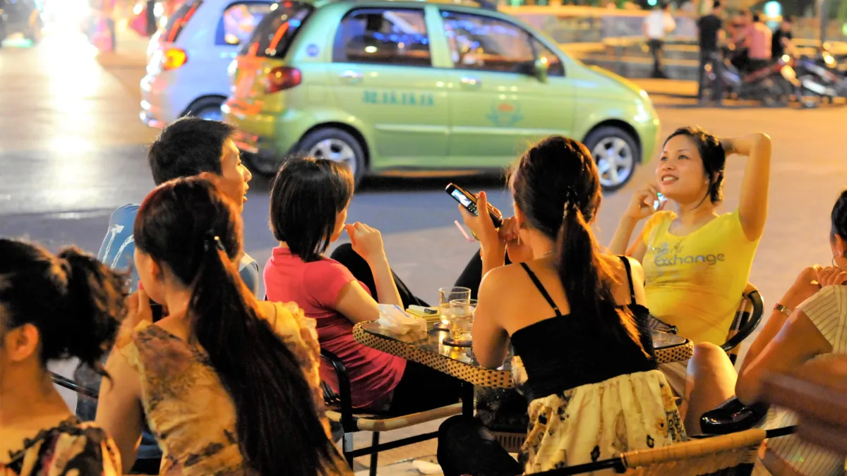 越南消費水準提升之後,愈來愈多台灣人以「美食」進軍越南,但成功者寥寥可數,過來人揭:「用台灣經驗看越南」是多數台灣人的通病。(圖/Emilio Labrador@flickr)