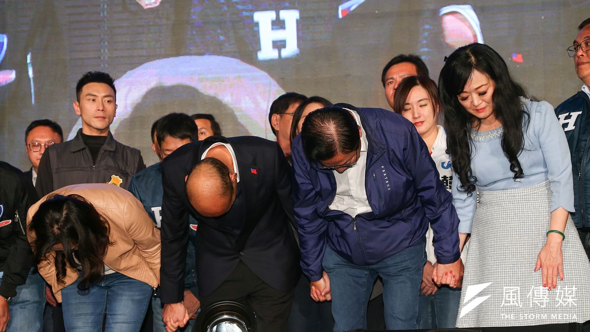 韓國瑜、張善政11日至競選總部現場向民眾致意。(顏麟宇攝) 韓國瑜、張善政11日至競選總部現場向民眾致意。(顏麟宇攝)