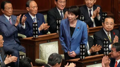 2025年10月21日,高市早苗獲選日本首相;前首相麻生太郎(左後)是重要助力。(美聯社)
