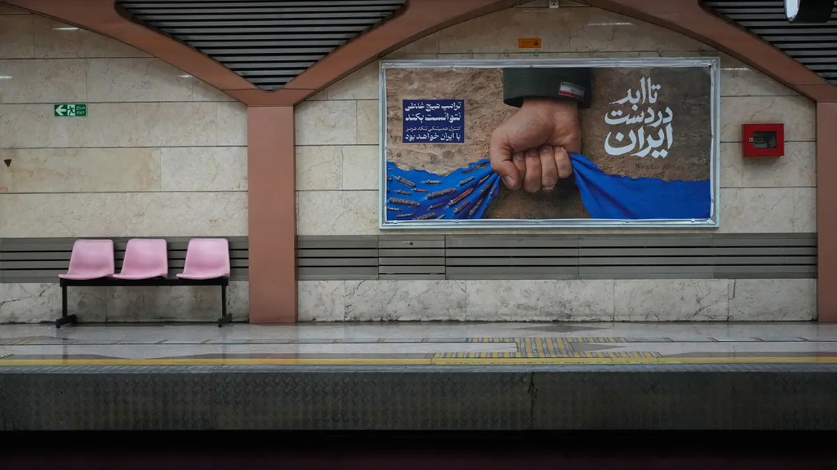 伊朗德黑蘭地鐵站的宣傳海報,寫著軍隊牢牢抓住荷莫茲海峽控制權。(美聯社)