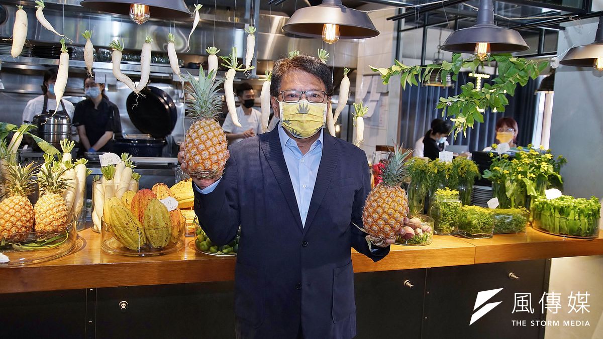 屏東縣長潘孟安9日出席《屏東特有種》新書發表會,戴上鳳梨口罩與屏東鳳梨合影。(盧逸峰攝) 屏東縣長潘孟安9日出席《屏東特有種》新書發表會,戴上鳳梨口罩與屏東鳳梨合影。(盧逸峰攝)