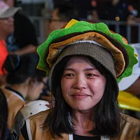 投票結果が判明した瞬間、数カ月間積み上げてきた信念、情熱、期待が全面的に崩壊し、参加者は深い集団的喪失感に陥った。この心理的なギャップは、政治的結果への失望だけでなく、集団の理想、社会的認識、自分自身の価値を同時に失う空虚感をもたらしている。(写真/劉偉宏撮影) 投票結果が判明した瞬間、数カ月間積み上げてきた信念、情熱、期待が全面的に崩壊し、参加者は深い集団的喪失感に陥った。この心理的なギャップは、政治的結果への失望だけでなく、集団の理想、社会的認識、自分自身の価値を同時に失う空虚感をもたらしている。(写真/劉偉宏撮影)