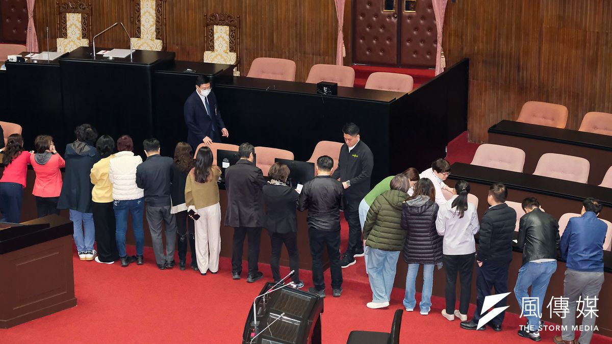 立法院民進黨團13日搶先到立法院議場登記發言。(劉偉宏攝) 立法院民進黨團13日搶先到立法院議場登記發言。(劉偉宏攝)