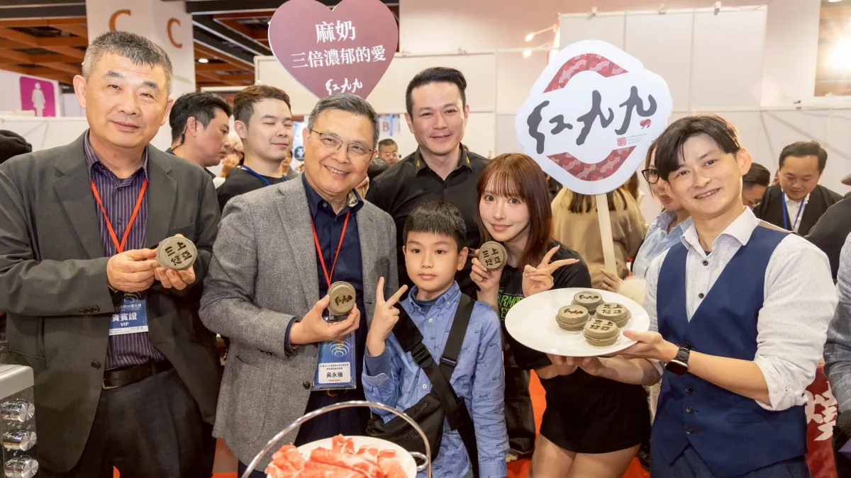 日本人氣女神三上悠亞(右三)現身2026國產鮮乳商用經典賽,與台灣連鎖餐飲品牌代表一同合影互動,為活動應援。現場展示以國產鮮乳製作的創意餐飲商品,吸引不少民眾圍觀。(圖/主辦單位提供)