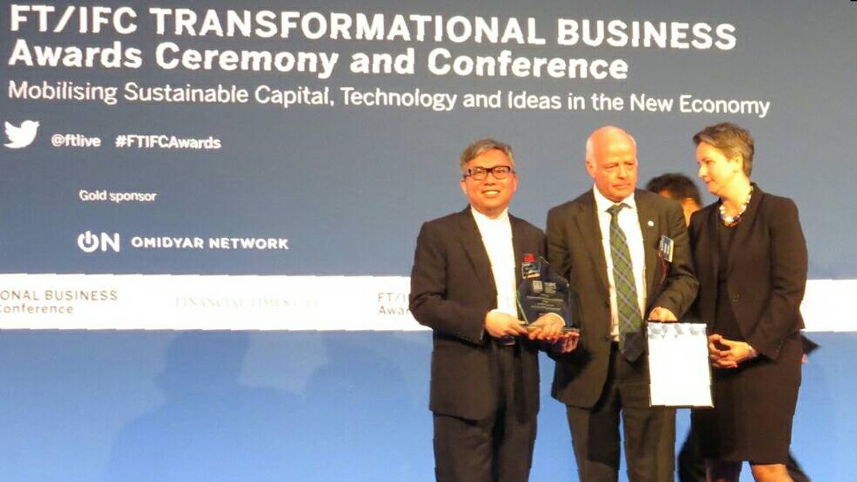 新北市獲得「城市轉型卓越奬」,由新北經濟發展局長施威全代表領獎。(新北市政府提供) 新北市獲得「城市轉型卓越奬」,由新北經濟發展局長施威全代表領獎。(新北市政府提供)