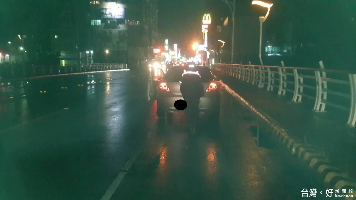 民眾車輛於軍輝橋上拋錨 巡邏警協助推車「揪感心」