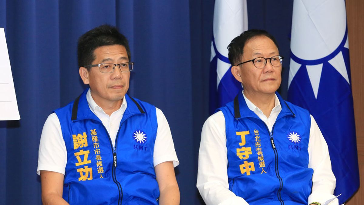 謝立功(左)宣布退出國民黨,擔任民眾黨有給職秘書長。(柯承惠攝) 謝立功(左)宣布退出國民黨,擔任民眾黨有給職秘書長。(柯承惠攝)