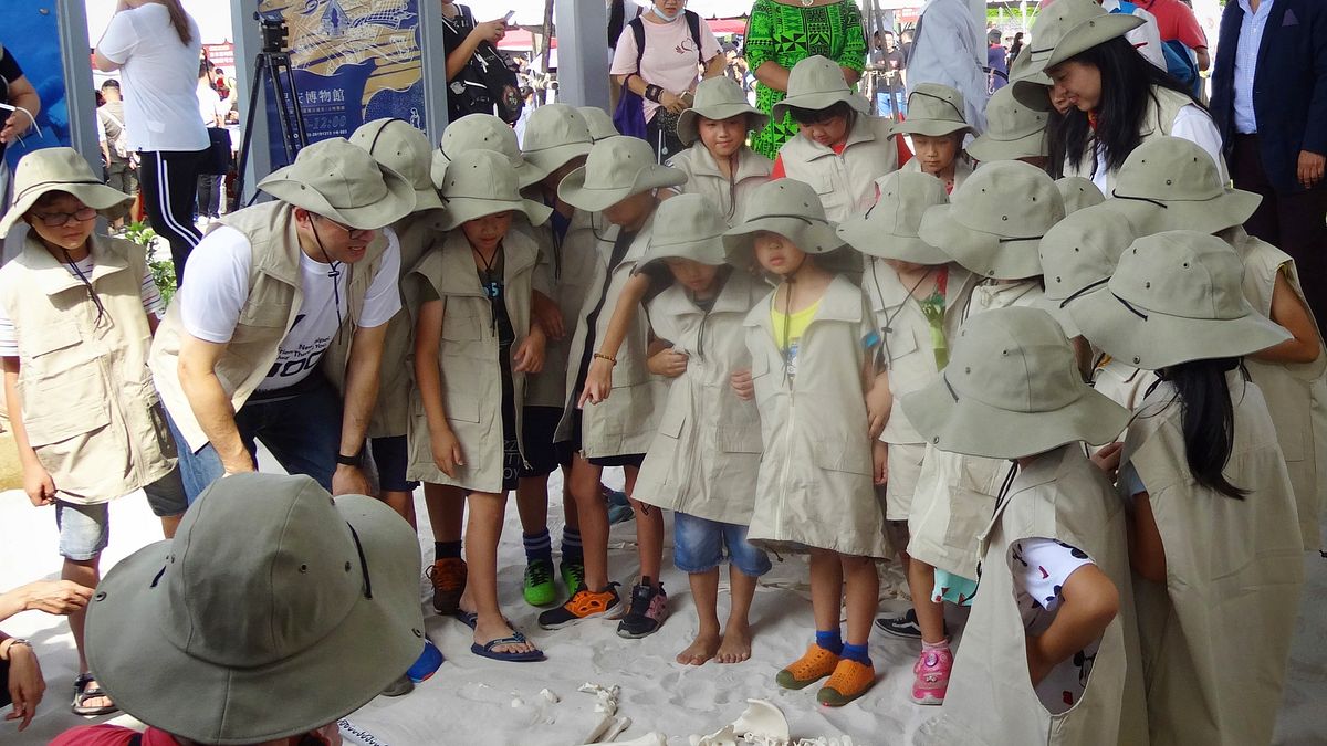 十三行博物館有廣受好評的陽光廣場沙坑,考古公園裡的考古探坑互動沙坑,更成為親子共遊新熱點,室內還有全國唯一的兒童考古體驗室、造山造河AR動力沙箱。 (圖/十三行博物館提供) 十三行博物館有廣受好評的陽光廣場沙坑,考古公園裡的考古探坑互動沙坑,更成為親子共遊新熱點,室內還有全國唯一的兒童考古體驗室、造山造河AR動力沙箱。 (圖/十三行博物館提供)