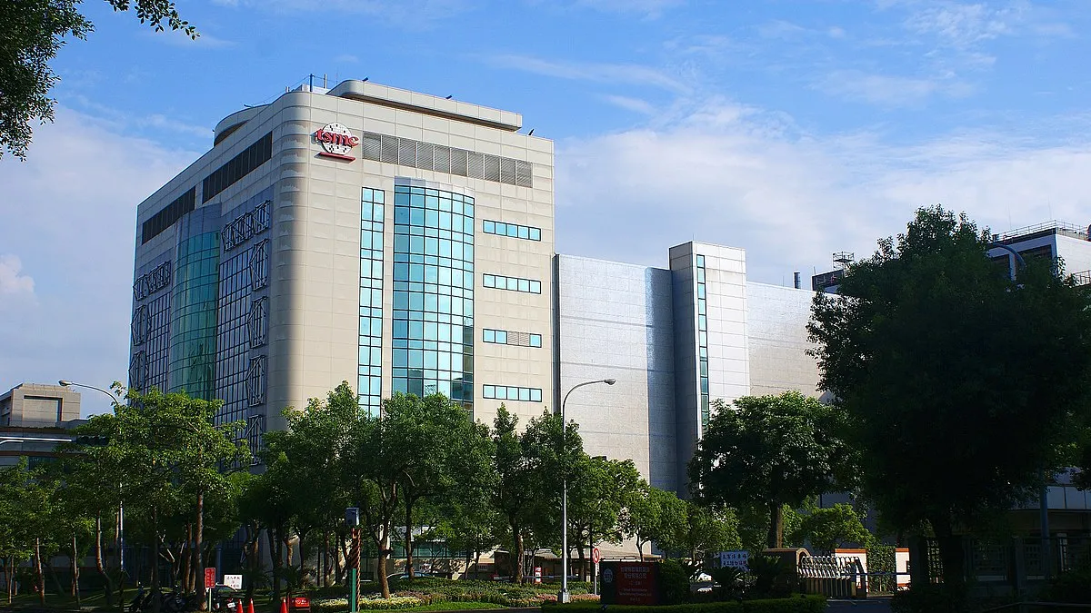 台灣至2030年可能因半導體、先進封裝等科技產業擴張,新增約5GW用電需求。圖為台積電位於新竹科學園區的晶圓五廠。(資料照,Peellden@Wikipedia / CC BY-SA 3.0)