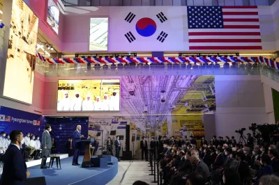 2022年5月20日,美國總統拜登參觀三星電子的平澤園區後,與南韓總統尹錫悅發表談話。(美聯社)照片/埃文·武奇)