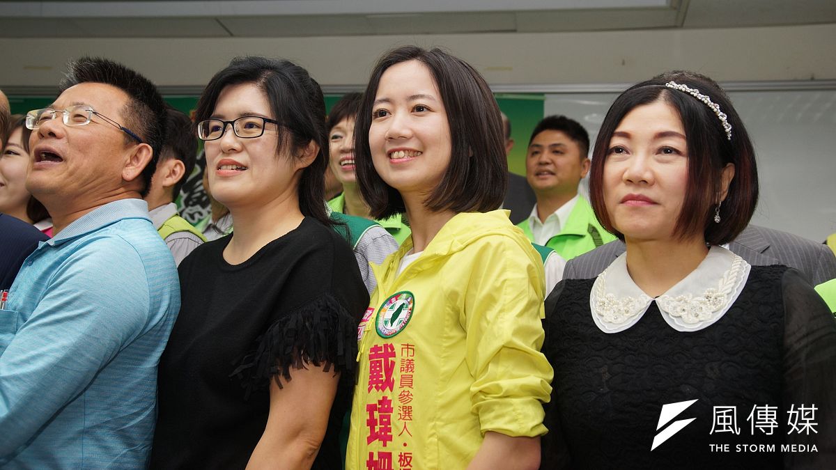 民進黨新北市議員參選人戴瑋姍(右2)上節目時,批評侯友宜文大宿舍有99個門牌,反遭台大政治系副教授彭錦鵬留言「不要白上台大政治了,業主和文大是不同的。」(資料照,盧逸峰攝) 民進黨新北市議員參選人戴瑋姍(右2)上節目時,批評侯友宜文大宿舍有99個門牌,反遭台大政治系副教授彭錦鵬留言「不要白上台大政治了,業主和文大是不同的。」(資料照,盧逸峰攝)