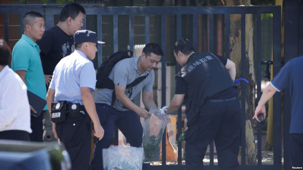 警方在北京美國大使館爆炸現場工作。(美國之音) 警方在北京美國大使館爆炸現場工作。(美國之音)