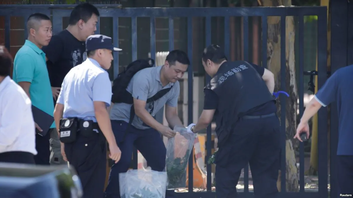 警方在北京美國大使館爆炸現場工作。(美國之音)