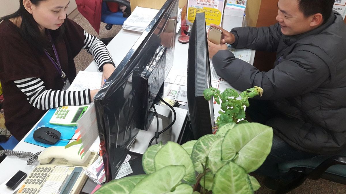 朴子就業中心就服員用心輔導資遣員工跨出第一步,開創職涯新局面。(圖/朴子就業中心提供) 朴子就業中心就服員用心輔導資遣員工跨出第一步,開創職涯新局面。(圖/朴子就業中心提供)