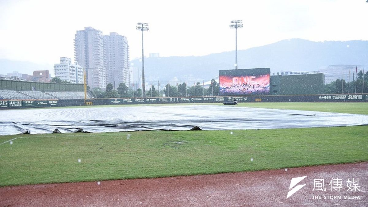 中信兄弟、統一獅之戰受到陣雨影響,比賽進行到1局下半就宣布暫停。 (王永志攝) 中信兄弟、統一獅之戰受到陣雨影響,比賽進行到1局下半就宣布暫停。 (王永志攝)
