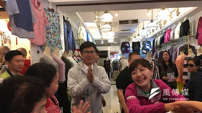 剛贏得高雄市長黨內初選的英系立委陳其邁,29日下午陪同台北市中正、萬華區市議員參選人吳沛憶拜票。(顏振凱攝)