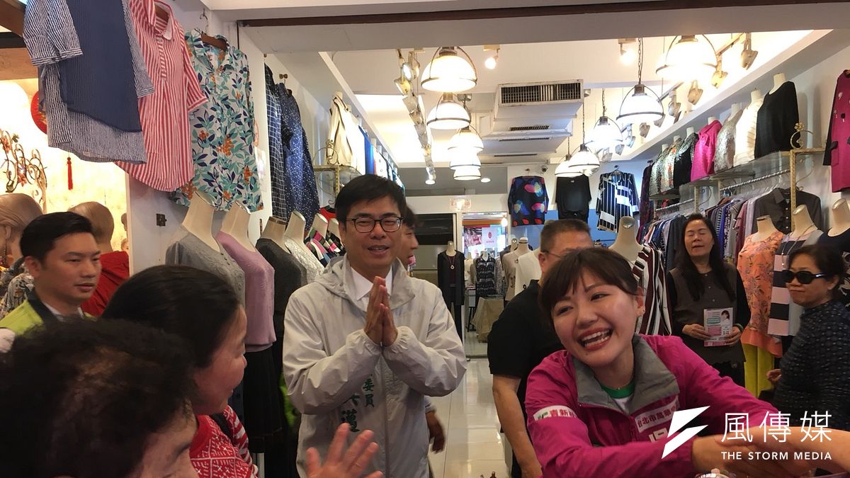 剛贏得高雄市長黨內初選的英系立委陳其邁,29日下午陪同台北市中正、萬華區市議員參選人吳沛憶拜票。(顏振凱攝) 剛贏得高雄市長黨內初選的英系立委陳其邁,29日下午陪同台北市中正、萬華區市議員參選人吳沛憶拜票。(顏振凱攝)