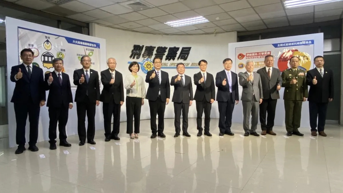 六大系統全國緝毒專案 掃蕩喪屍煙彈逮547嫌 警政署刑事局配合台灣高等檢查署於9日召開「第14波安居緝毒專案暨重大緝毒案件成果發布」記者會,行政院政務委員林明昕(左7)表示,為全力攔阻毒駕,這次特別加強查緝依托咪酯類毒品,共查獲製造、販賣、運輸依托咪酯類毒品犯嫌547人。(中央社記者黃麗芸攝)