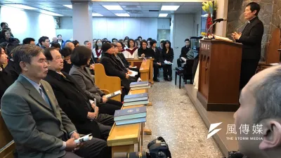 總統蔡英文總統參加義光教會二二八追思禮拜,由義光長老教會長老李勝雄及牧師邱瓊苑主持,坐在蔡總統旁邊的是前總統府資政吳澧培。(台灣聯合國協進會提供)
