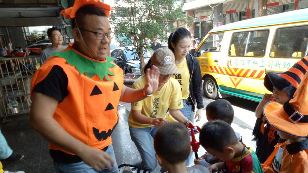 許乃文衣著南瓜裝,一現身小朋友便立刻蜂擁而上,大喊「不給糖就搗蛋」(圖/許乃文競選辦公室提供) 許乃文衣著南瓜裝,一現身小朋友便立刻蜂擁而上,大喊「不給糖就搗蛋」(圖/許乃文競選辦公室提供)