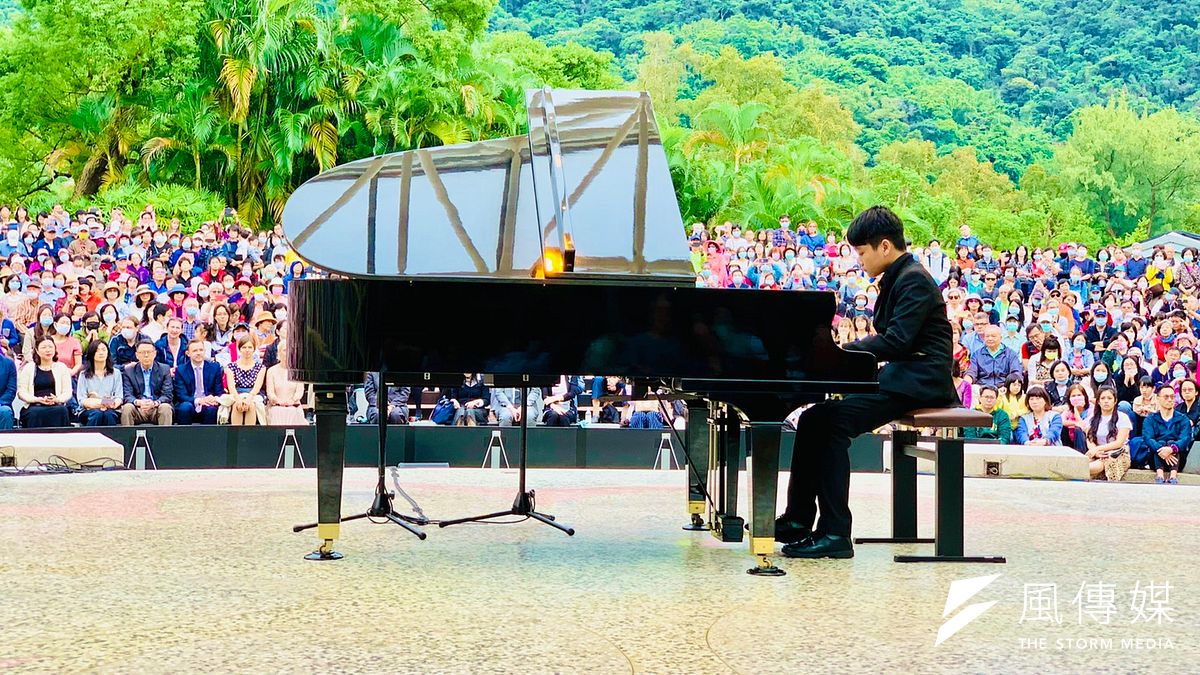蕭邦露天音樂會:旅台鋼琴家劉愷孟門生林大一演奏(簡恒宇攝) 蕭邦露天音樂會:旅台鋼琴家劉愷孟門生林大一演奏(簡恒宇攝)