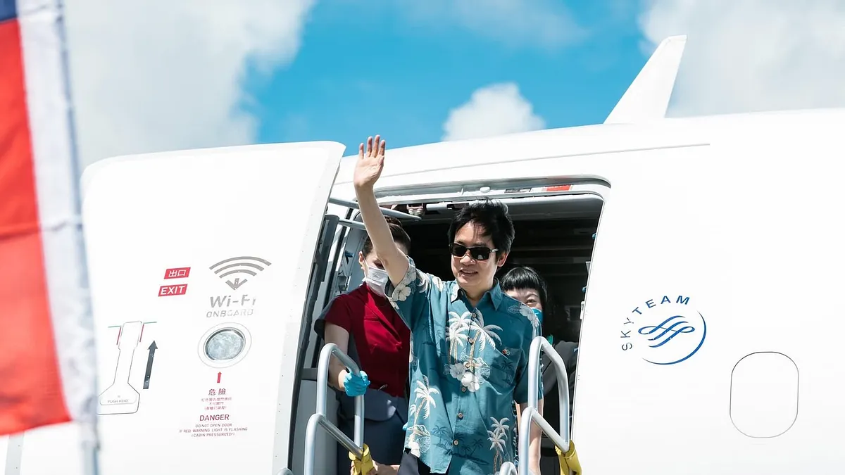 副總統賴清德1日上午搭乘專機前往帛旅進行外交訪問。(取自賴清德臉書) 副總統賴清德1日上午搭乘專機前往帛旅進行外交訪問。(取自賴清德臉書)