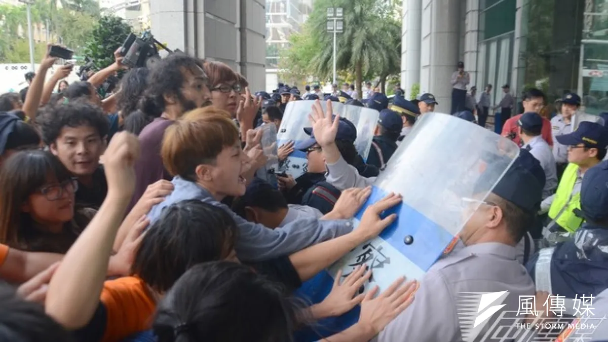 國道收費員到交通部抗議,與警方發生強烈衝突。(宋小海攝)