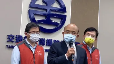 台鐵太魯閣號發生重大意外,行政院長蘇貞昌視察台鐵局救災情形時向國人致歉。(台鐵局提供)
