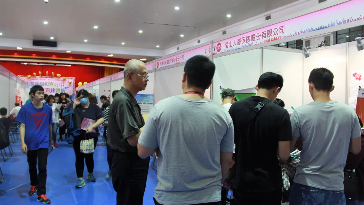 育達科大校園徵才博覽會登場,4千職缺向新鮮人招手,吸引2千多位社會新鮮人及求職民眾前往面試。(圖/苗栗縣政府提供)