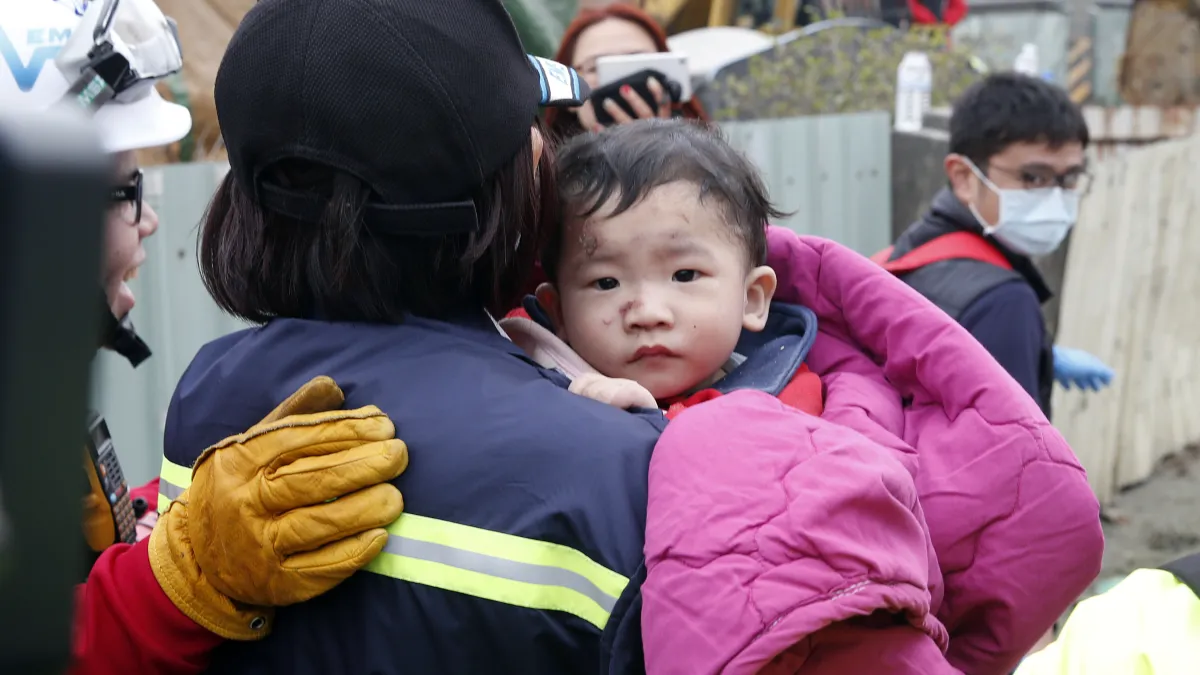 台灣南部大地震,台南市永康區維冠大樓遭強震震垮,災情慘重,救難人員全力搶救。(美聯社)