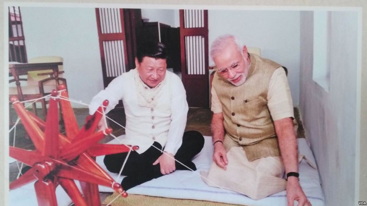 2014年習近平訪印期間,到訪莫迪家鄉古吉拉突邦。那裡的「甘地修習所」牆上,至今仍懸掛著習莫在這裡用甘地用過的紡車紡線的照片。(美國之音) 2014年習近平訪印期間,到訪莫迪家鄉古吉拉突邦。那裡的「甘地修習所」牆上,至今仍懸掛著習莫在這裡用甘地用過的紡車紡線的照片。(美國之音)