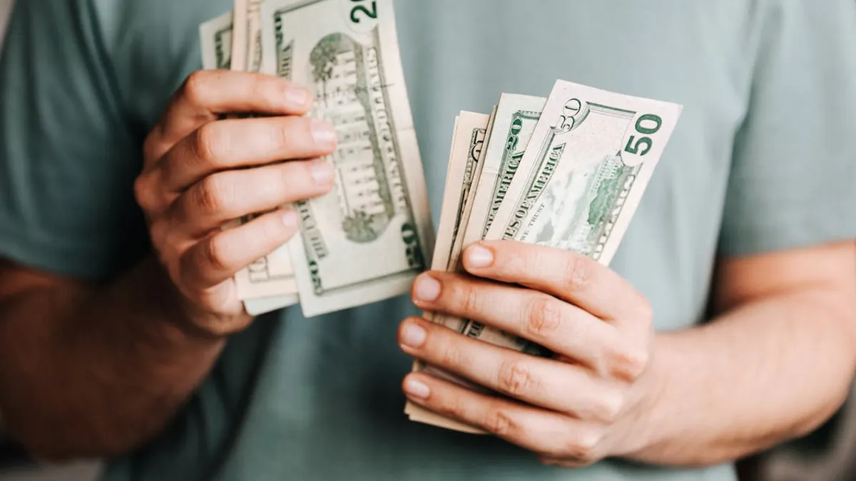 小花平台保險顧問建議,青壯年族群不妨從意外險、實支實付型醫療險、癌症險、重大傷病險及投資型年金險等險種依序著手規劃,將保費做最大化運用。(示意圖 / 取自Pexels)