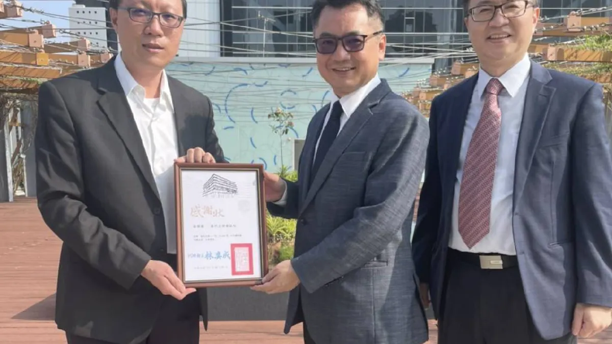高市圖代理館長林奕成(左起)頒授感謝狀給當代法律》雜誌廖義銘、莊尚諭。(圖/徐炳文攝)