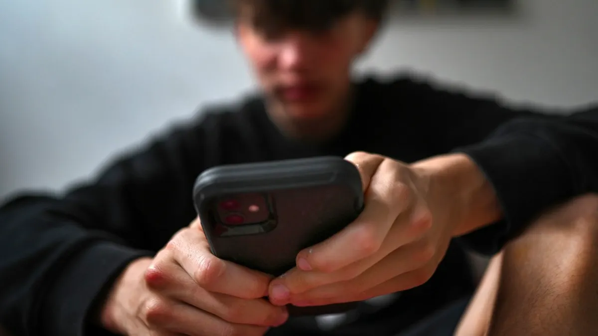 筆者認為,國人應支持學校管理手機,自制力是孩子一生的護眼神器,從小培養良好習慣,才能避免近視與健康隱憂,受益終身。(AP) 筆者認為,國人應支持學校管理手機,自制力是孩子一生的護眼神器,從小培養良好習慣,才能避免近視與健康隱憂,受益終身。(AP)