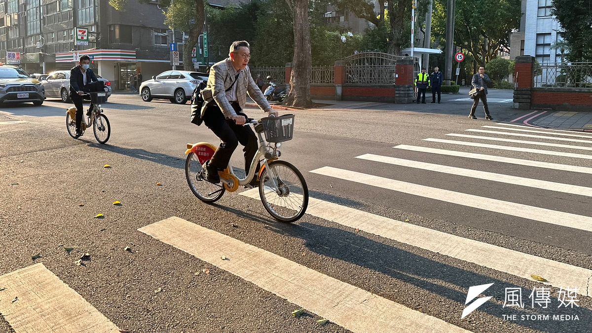 民眾黨主席柯文哲(前)每周二、五常騎著Youbike到立院黨團上「早朝」。(羅立邦攝) 民眾黨主席柯文哲(前)每周二、五常騎著Youbike到立院黨團上「早朝」。(羅立邦攝)