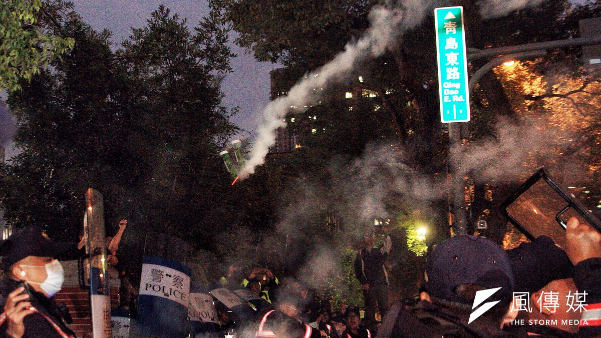 工鬥勞團反砍七天假聚集於立法院青島東路,衝撞抗議砍假案即將通過,民眾朝立法院投擲煙霧彈,但《勞基法》修正案還是三讀通過。(曾原信攝) 工鬥勞團反砍七天假聚集於立法院青島東路,衝撞抗議砍假案即將通過,民眾朝立法院投擲煙霧彈,但《勞基法》修正案還是三讀通過。(曾原信攝)