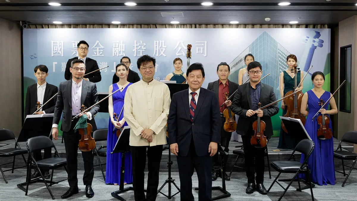 國票金控董事長魏啟林(前排右)於國票金的新總部大樓舉辦集團音樂會,邀請專業樂團「灣聲樂團One Song Orchestra」演出。(國票金提供)