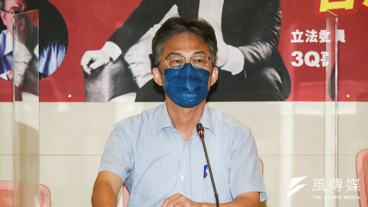 醫師蘇偉碩聲稱陳柏惟罷免案並非「報復性罷免」,並舉出釋字401號解釋佐證。(蔡親傑攝) 醫師蘇偉碩聲稱陳柏惟罷免案並非「報復性罷免」,並舉出釋字401號解釋佐證。(蔡親傑攝)