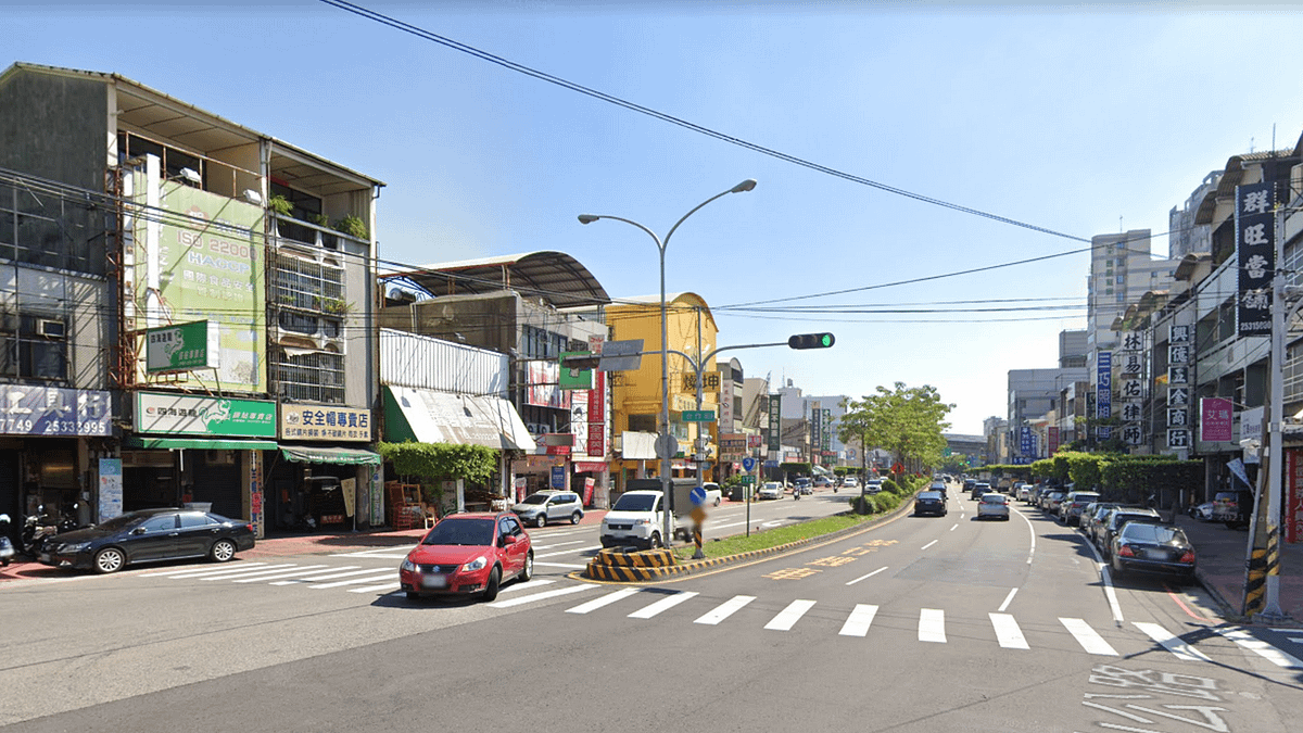 台中市豐原區中山路中央分隔島樹木移植工程,封閉中山路南北雙向車道,施工超過3個月未完工。(圖/擷取自google map) 台中市豐原區中山路中央分隔島樹木移植工程,封閉中山路南北雙向車道,施工超過3個月未完工。(圖/擷取自google map)