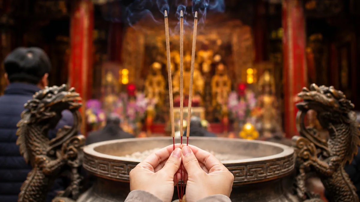 為什麼傳統祭拜常見的是「3炷香」,而不是2炷、4炷?(示意圖/ChatGPT生成圖片)