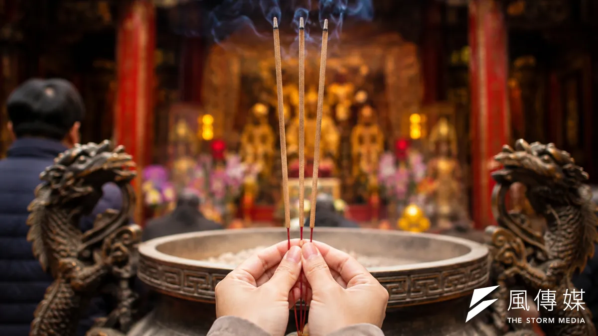 為什麼傳統祭拜常見的是「3炷香」,而不是2炷、4炷?(示意圖/ChatGPT生成圖片)